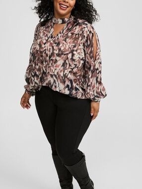 2X • Torrid • Chiffon Keyhole Long Sleeve Patterned Blouse